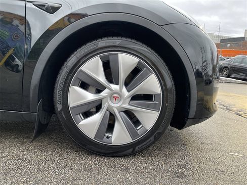 Used 2021 Tesla Model Y Long Range image 11