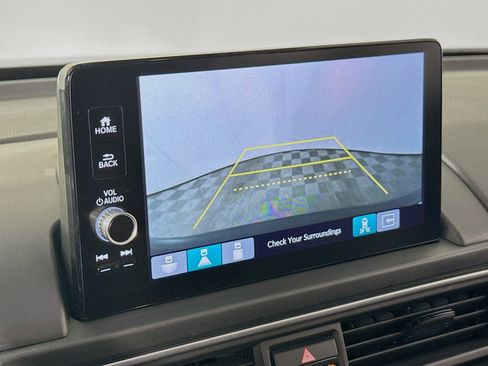 Used 2025 Honda Pilot Touring image 17