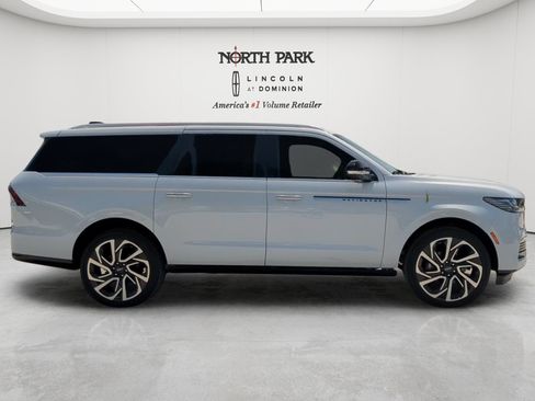 New 2026 Lincoln Navigator L Reserve AWD/4WD image 6