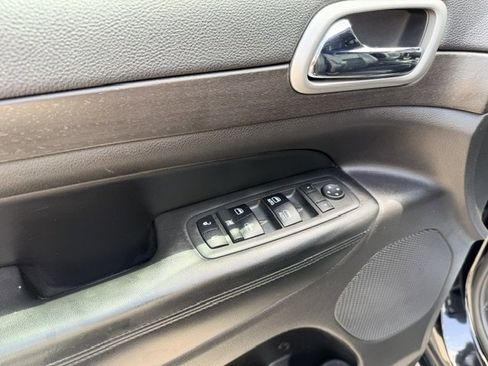Used 2018 Jeep Grand Cherokee Altitude AWD/4WD image 9