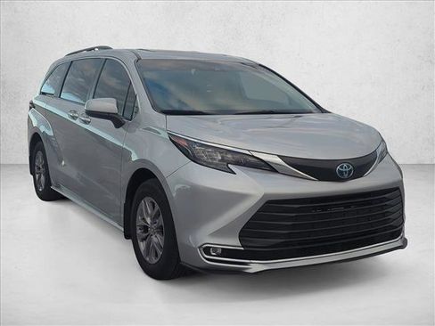 Used 2024 Toyota Sienna XLE image 4