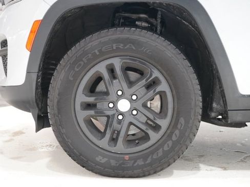 Used 2024 Jeep Grand Cherokee Laredo image 11