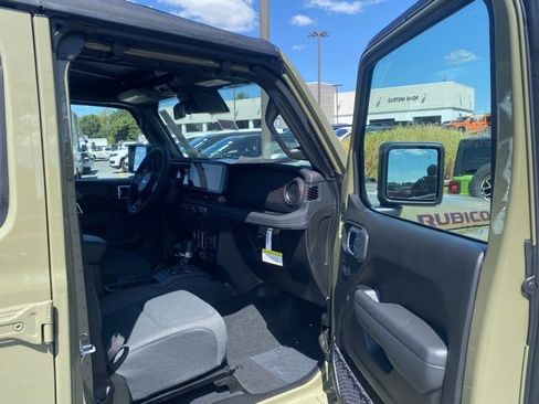 New 2025 Jeep Wrangler Rubicon w/ Technology Group image 28