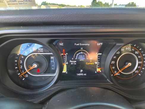 Used 2024 Jeep Gladiator Sport AWD/4WD image 4