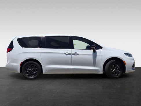 Used 2024 Chrysler Pacifica Limited FWD image 3