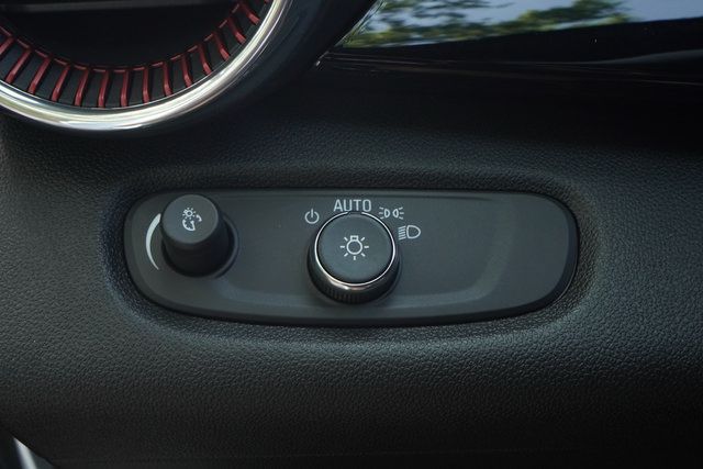 Used 2025 Chevrolet Trax RS FWD image 12