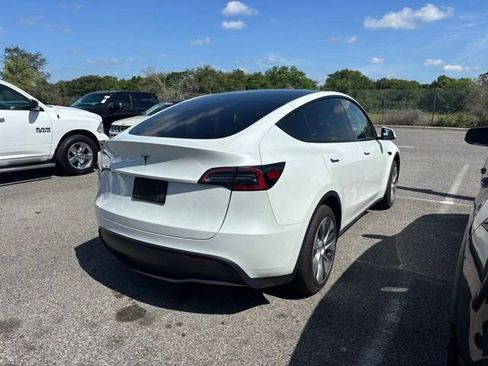 Used 2024 Tesla Model Y 2WD image 3