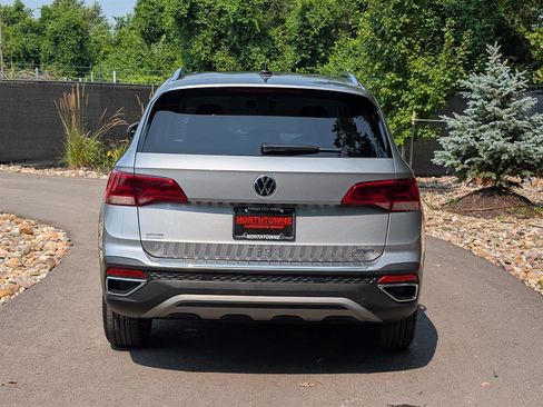 Certified 2024 Volkswagen Taos SE w/ Panoramic Sunroof Package image 4