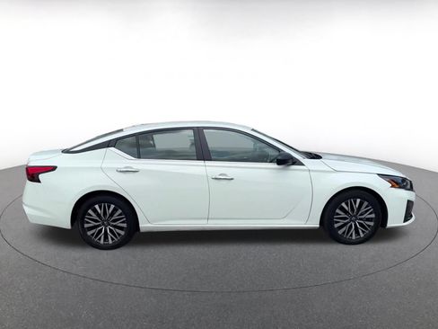 Used 2025 Nissan Altima 2.5 SV FWD image 16