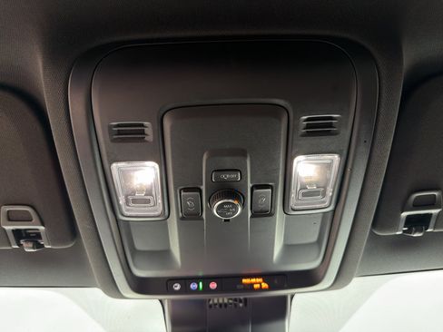 Used 2025 GMC Yukon XL AT4 AWD/4WD image 33