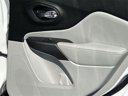 Used 2021 Jeep Cherokee Latitude Lux w/ Comfort/Convenience Group image 39