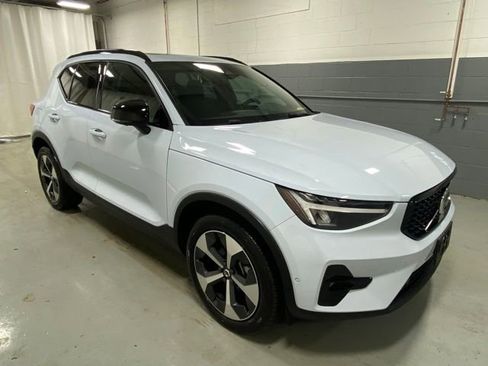 Used 2025 Volvo XC40 B5 Plus AWD/4WD image 4