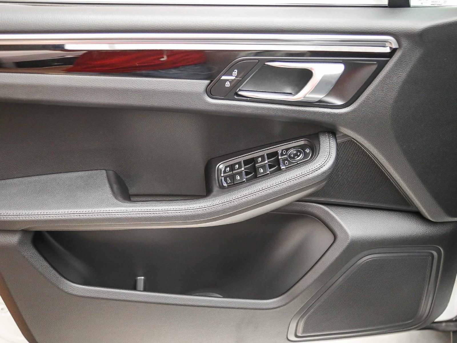 Certified 2022 Porsche Macan AWD/4WD image 25