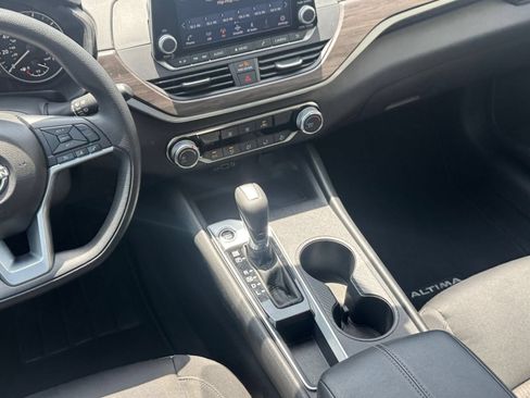 Used 2025 Nissan Altima 2.5 SV FWD image 37
