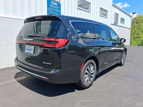 Used 2023 Chrysler Pacifica Touring-L FWD image 10