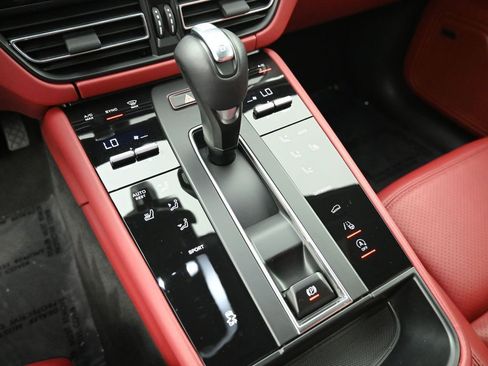 Certified 2025 Porsche Macan image 21