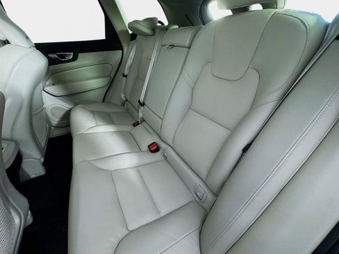 Certified 2025 Volvo XC60 B5 Plus w/ Protection Package Premier image 23