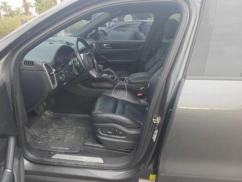 Used 2023 Porsche Cayenne Platinum Edition image 2