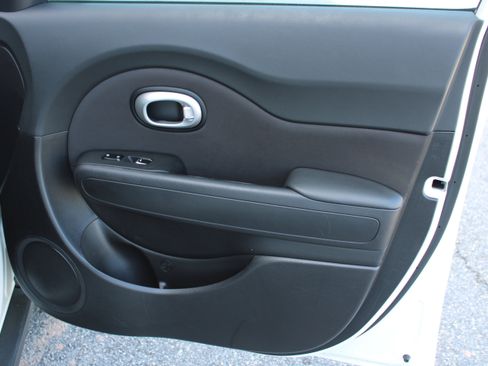 Used 2019 Kia Soul FWD image 16