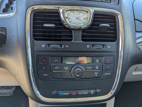 Used 2013 Chrysler Town & Country Touring image 19