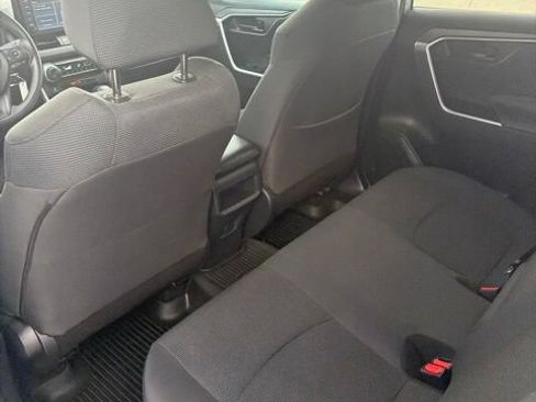 Used 2019 Toyota RAV4 LE FWD image 10