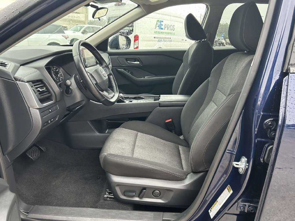 Used 2025 Nissan Rogue SV FWD image 13
