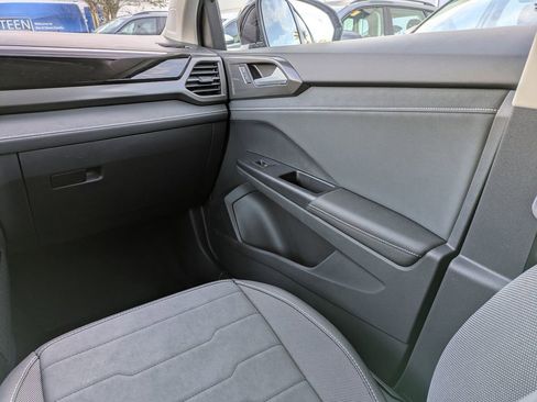 New 2026 Volkswagen Taos SE image 19