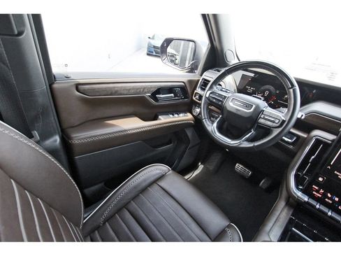 Used 2025 GMC Yukon Denali Ultimate AWD/4WD image 8