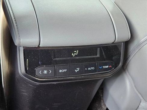 Used 2023 Toyota Highlander XLE AWD/4WD image 16