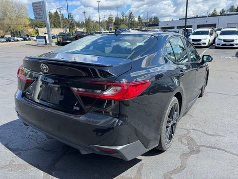 Used 2025 Toyota Camry SE image 4
