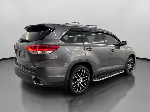Used 2019 Toyota Highlander XLE AWD/4WD image 10