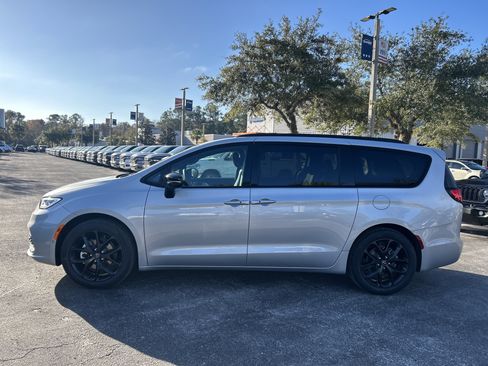 New 2026 Chrysler Pacifica Limited w/ S Appearance Package image 4