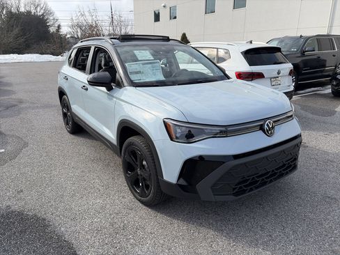 New 2026 Volkswagen Taos SE image 3