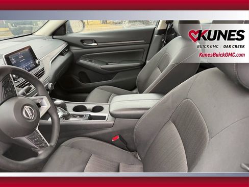 Used 2025 Nissan Altima 2.5 SV FWD image 9