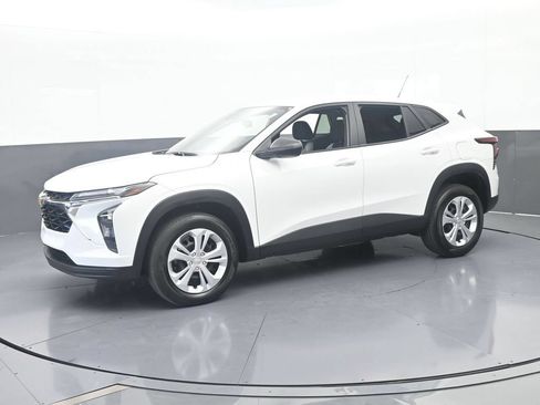 Used 2025 Chevrolet Trax LS FWD image 2