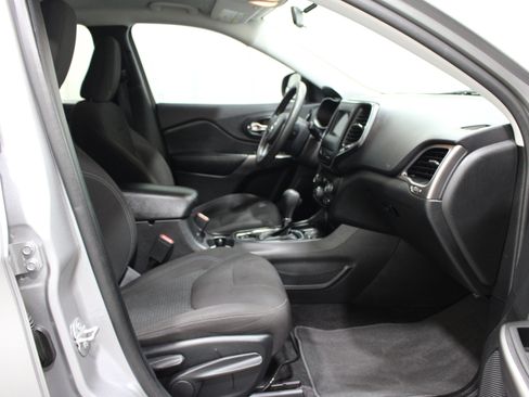 Used 2019 Jeep Cherokee Latitude w/ Popular Appearance Group FWD image 23