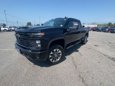 Used 2024 Chevrolet Silverado 2500 Custom w/ Custom Value Package AWD/4WD image 4