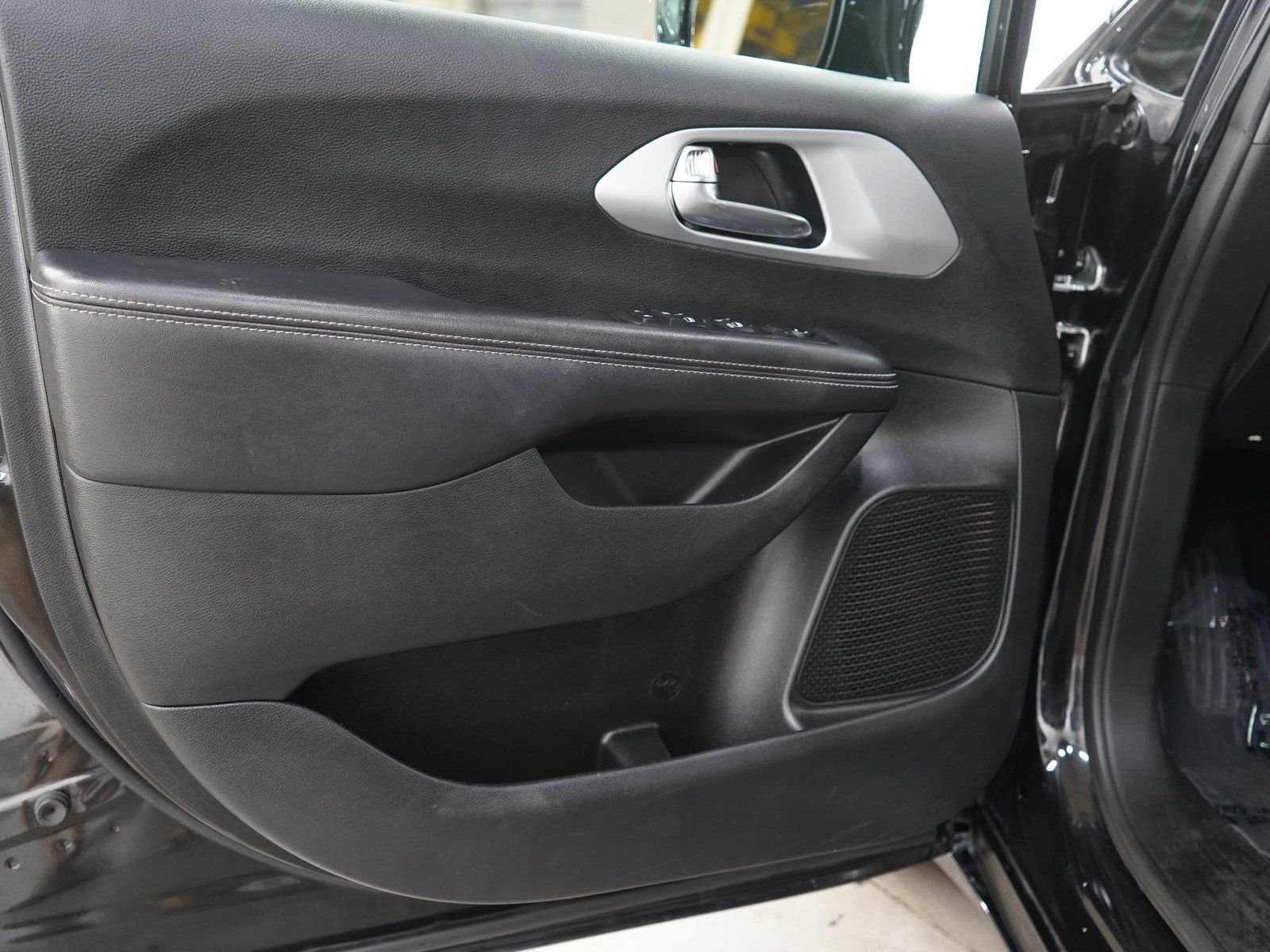 Used 2019 Chrysler Pacifica Touring Plus w/ S Appearance Package FWD image 21