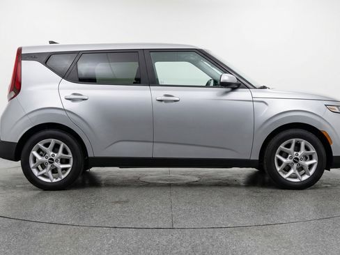 Used 2025 Kia Soul LX w/ LX Technology Package image 11