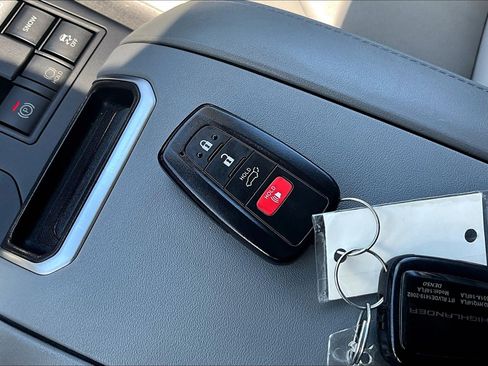 Used 2023 Toyota Highlander XLE AWD/4WD image 10