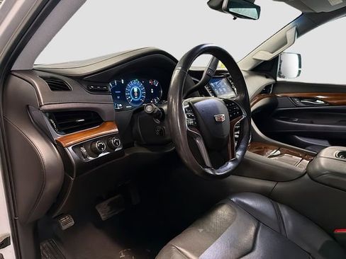 Used 2019 Cadillac Escalade Luxury image 9