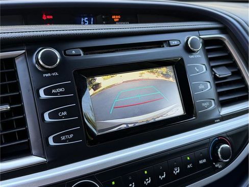 Used 2019 Toyota Highlander LE FWD image 14