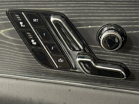 Used 2024 Cadillac Lyriq Luxury AWD/4WD image 32