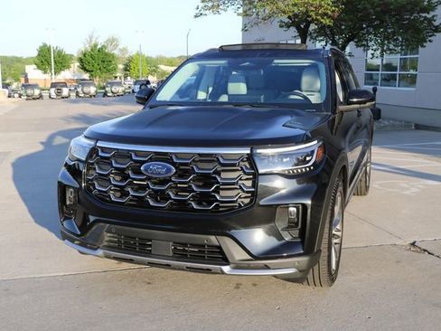 Used 2025 Ford Explorer Platinum w/ Ultimate Package AWD/4WD image 2