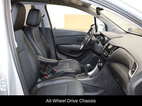 Used 2019 Chevrolet Trax LT w/ LT Convenience Package AWD/4WD image 17