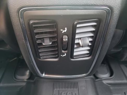 Used 2021 Jeep Grand Cherokee Laredo AWD/4WD image 14