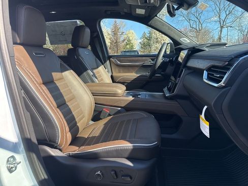 New 2026 GMC Acadia Denali Ultimate w/ LPO, Floor Liner Package AWD/4WD image 15