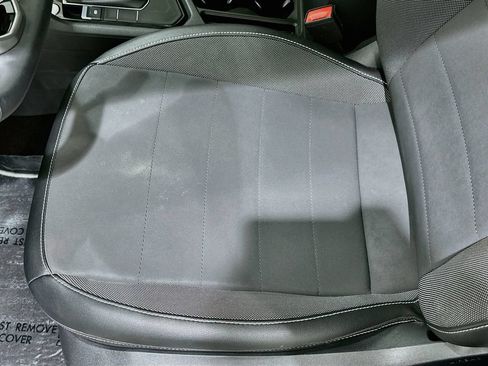 Used 2023 Volkswagen Taos SE w/ Panoramic Sunroof Package FWD image 19