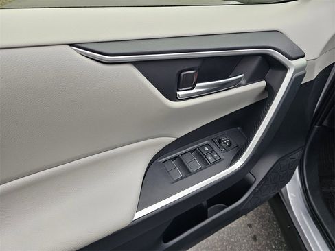 Used 2025 Toyota RAV4 XLE image 20