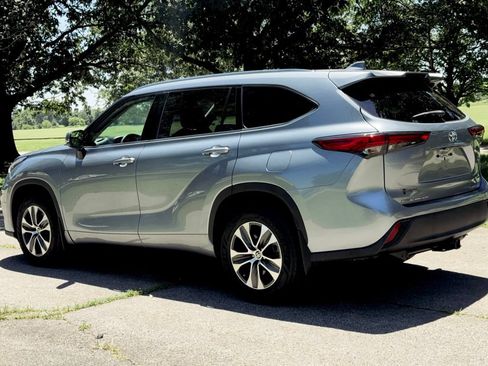 Used 2021 Toyota Highlander XLE AWD/4WD image 6